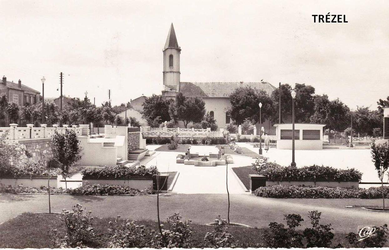 Trezel 639 - La place et l'eglise.jpg